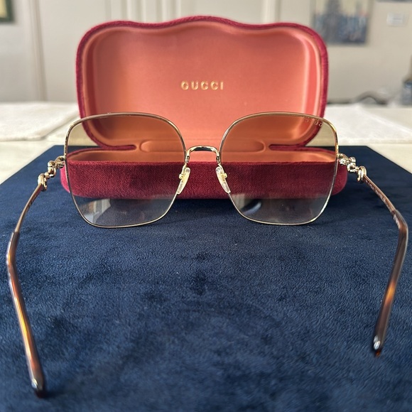 ✨✨Luxury Designer GUCCI SUNGLASSES FOR SALE !
ORIGINAL I DONT  HAVE THE RECEIPT✨ - Picture 5 of 15